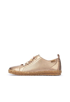 Lav-snitters metallic bronze sneaker med perforerede sider, flerfarvede elastiske snørebånd og struktureret brun gummisål på hvid baggrund.