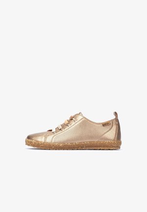 Lav-snitters metallic bronze sneaker med perforerede sider, flerfarvede elastiske snørebånd og struktureret brun gummisål på hvid baggrund.