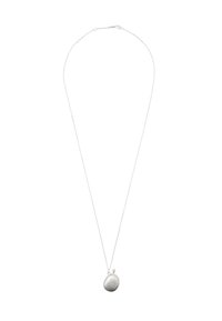 Silberne Halskette mit einem strukturierten, ovalen Anhänger. Die Kette ist dünn und zart und verfügt über einen kleinen Verschluss. Einfaches und modernes Design.