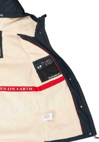 Marinejacke mit einem weichen, cremefarbenen Fleecefutter. Verfügt über rote Akzentstreifen, verschiedene Taschen und eine Kapuze. Textlogo auf dem Innenfutter sichtbar.