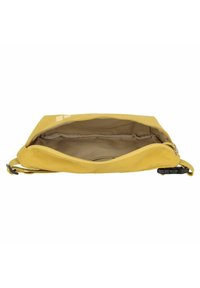 Geel canvas tas met een ritssluiting, met een gladde, textuurovergang aan de buitenkant en een beige stoffen binnenkant. Inclusief een verstelbare draagriem.