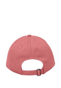 Justerbar keps i mjuk rosa tyg med rundad krona, förstärkt sömnad och metallspänne baktill.