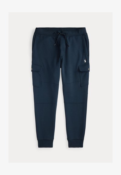 Pantaloni de trening cargo bleu marin, confecționați dintr-un material moale, cu talie ajustabilă cu șnur, buzunare laterale și un logo mic pe față.