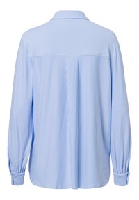 Lichtblauw overhemd met lange mouwen en witte verticale strepen. Voorzien van een klassieke kraag en manchetten met knopen, met een ingenaaide plooi aan de achterkant voor extra volume.