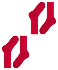 Rote Baumwollcrew-Socken mit glatter Textur. Mit geripptem Bündchen und verstärktem Fersen- und Zehenbereich. Zwei Paare angezeigt, eines leicht überlappend.