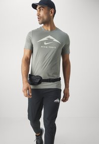 Nike Performance TEE TRAIL LOGO - Camiseta deportiva - dark stucco