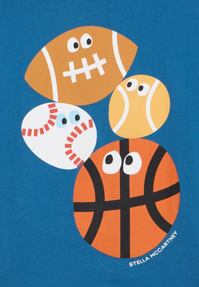 Quatre balles de sport dessinées—football américain, balle de tennis, balle de baseball, et ballon de basket—avec des yeux, sur un fond bleu et le logo Stella McCartney.