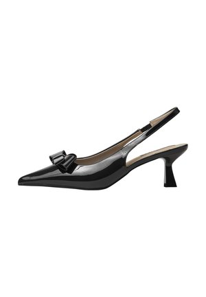Scarpa slingback in vernice nera con punta affusolata, piccolo fiocco decorativo sulla tomaia e tacco slanciato a forma quadrata.