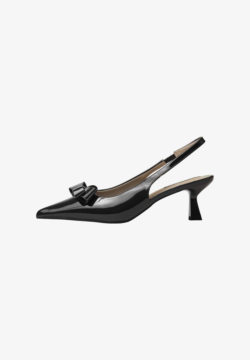 Scarpa slingback in vernice nera con punta affusolata, piccolo fiocco decorativo sulla tomaia e tacco slanciato a forma quadrata.