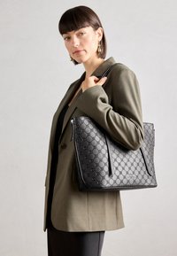 Unselected, black
