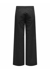 Pantalon noir à jambes larges en tissu lisse, avec deux poches arrière et une coupe droite, offrant une coupe ample et un design minimaliste.