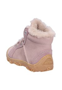 Stivale in suede rosa chiaro con interno peloso, allacciatura frontale e suola in gomma. Punta arrotondata e colletto imbottito per il comfort.