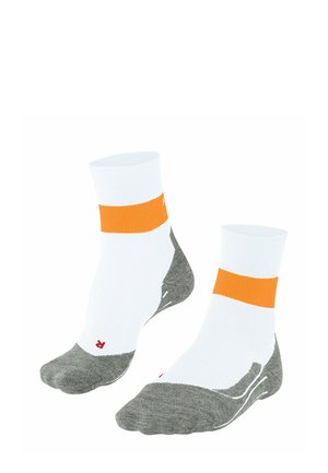 Chaussettes blanches longueur cheville avec une rayure orange en haut et un rembourrage gris sur les semelles et les talons.
