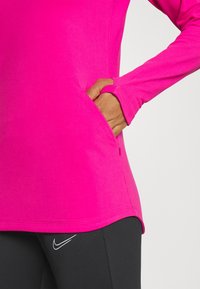 Nike Performance Jersey con capucha - pink