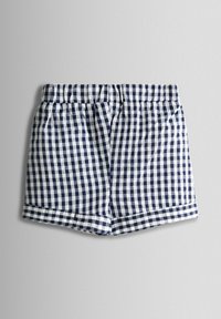 Kinder kurze Hosen mit marineblauem und weißem Vichy-Karomuster, elastischem Bund und umgeschlagenen Säumen auf einem hellgrauen Hintergrund.