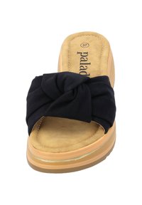 Schwarze Stoff-Sandalen mit einem geknoteten Vorderteil, beigem Faux-Suede-Innensohle und einer leichten, geschichteten Sohle. Größe 37 innen markiert.