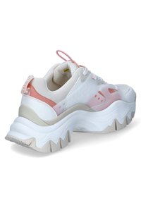 Tükk-küljed valged tennisekad, pastellroosade aktsentide, tekstuuriga pealispinna ja lainelise tallaga. Omab vastupidavaid materjale ja paelaga kinnitamist.