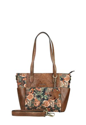 Braune Handtasche mit Blumenmuster, zwei Griffen, einem abnehmbaren Tragegurt und einem blumenförmigen Schlüsselanhänger, der an einem Griff befestigt ist.