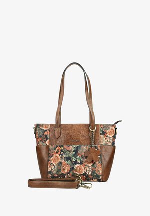 Braune Handtasche mit Blumenmuster, zwei Griffen, einem abnehmbaren Tragegurt und einem blumenförmigen Schlüsselanhänger, der an einem Griff befestigt ist.