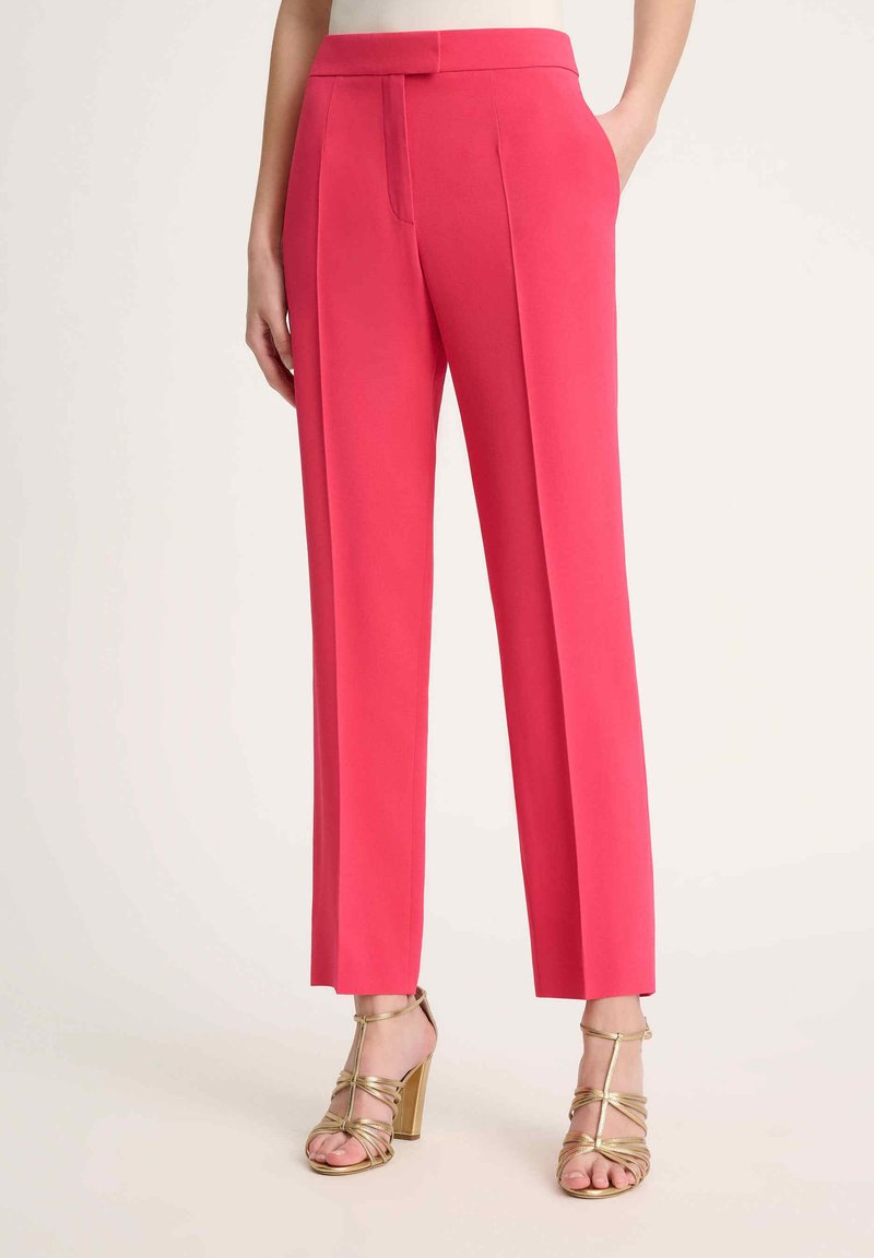 Fuchsia op maat gemaakte broeken met een slim fit, voorzien van een hoge tailleband, subtiele voorplooien en een soepele, lichte stofstructuur.