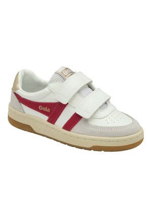 Zapatilla blanca con suela beige, rayas laterales rojas, dos tiras de velcro, puntera perforada y marca "Gola" en el lateral y la lengüeta.