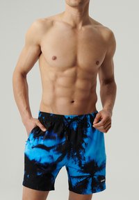 Niebieskie i czarne szorty kąpielowe z wzorem palm, wykonane z lekkiego materiału, z elastycznym pasem w talii i sznurkiem do regulacji.