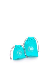 Türkise Stoffschmuckbeutel mit silbernen Zugbändern und rundem Logo. Eine kleine und eine größere Größe, beide mit einer glatten Textur.