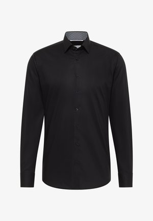 Zwarte blouse met lange mouwen, gemaakt van gladde stof, met een button-down kraag. De binnenkant van de kraag heeft een contrasterend geometrisch patroon.