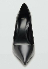 Tacón de aguja negro, diseño de punta afilada, material de cuero brillante, textura suave, marca mínima en la plantilla.