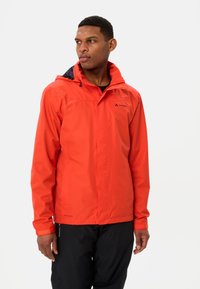 Rode waterdichte jas met een verstelbare capuchon, zwarte accenten en lange mouwen. Lichtgewicht stof ontworpen voor buitenactiviteiten.