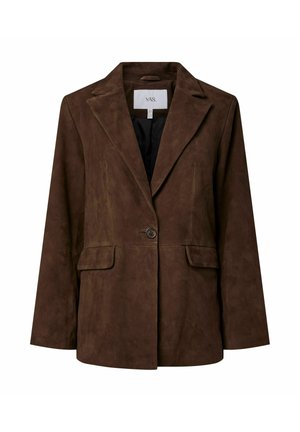 Blazer in camoscio marrone con colletto a revers, chiusura con un bottone, due tasche frontali e una fodera nera. Vestibilità sagomata con una forma leggermente strutturata.