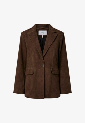 Brązowa zamszowa marynarka z rozciętym kołnierzem, zapięciem na jeden guzik, dwoma przednimi kieszeniami i czarną podszewką. Dopasowany krój o lekko usztywnionym kształcie.