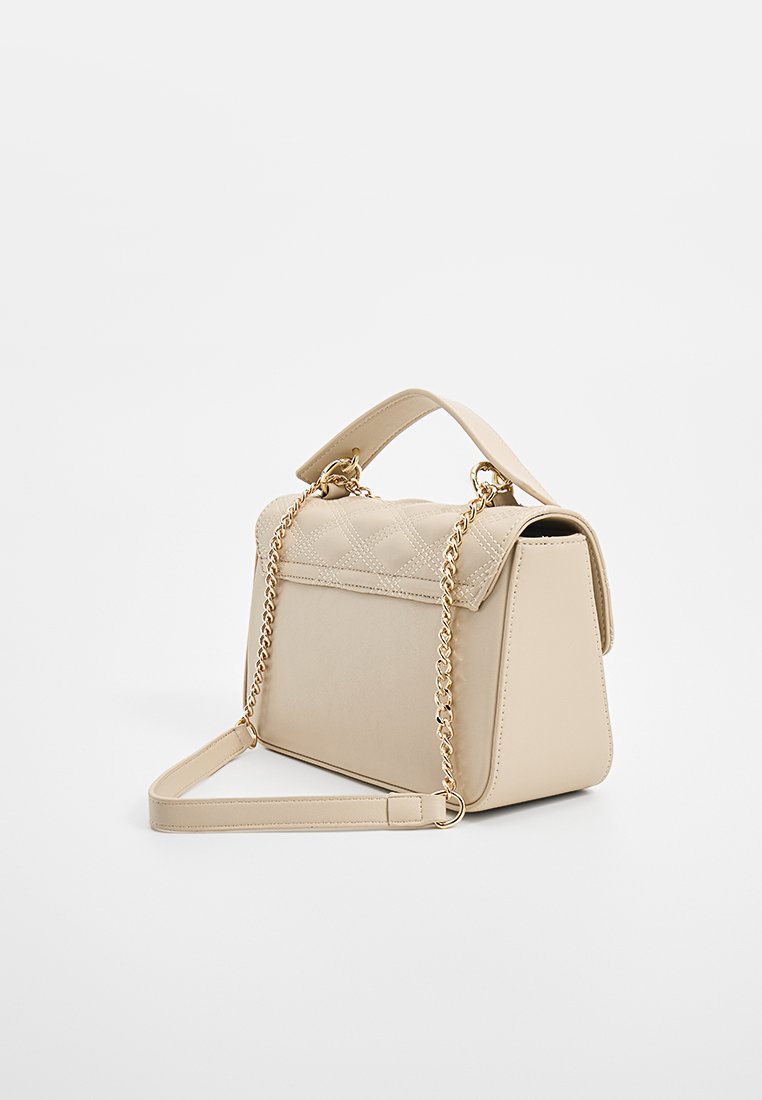 Borsa a tracolla in pelle beige con pattina trapuntata, tracolla in catena dorata, forma strutturata e spallaccio removibile, caratterizzata da superfici lisce e testurizzate.