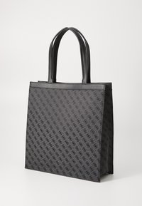 Sac fourre-tout noir en tissu texturé avec un motif de logo répété. Poignées en simili cuir, design structuré et forme rectangulaire.
