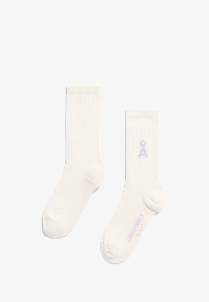 Weiße gerippte Socken mit einem lilafarbenen Logo an der Seite. Das Material wirkt weich mit einer glatten Textur und einer standardmäßigen Crew-Länge.
