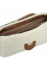 Rechteckige Clutch-Tasche mit einem flauschigen cremfarbenen Außenmaterial und braunen Lederakzenten. Sie verfügt über ein gefüttertes Innenfach mit Reißverschluss und einem goldfarbenen Verschluss.