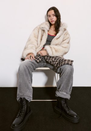 PULL&BEAR Botine cu platformă - black