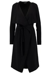 Trench-coat long noir avec col châle, ceinture à nouer et détails aux épaules ; fabriqué en tissu lisse avec un design drapé et manches longues.