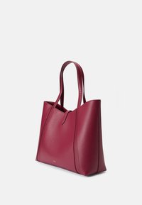 Sac fourre-tout en cuir bourgogne avec une texture lisse, grand ouverture en haut et deux poignées solides ; design minimaliste sans matériel visible.