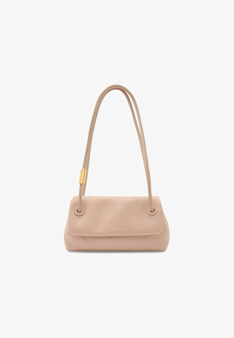 Sac à bandoulière beige doux avec une longue sangle, fermeture à rabat et petit logo doré à l'avant, posé sur un fond blanc.