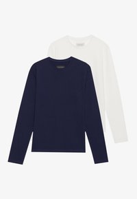 To langermede t-skjorter, en marineblå og en hvit, laget av glatt bomull. Begge har rund hals og rette kanter.
