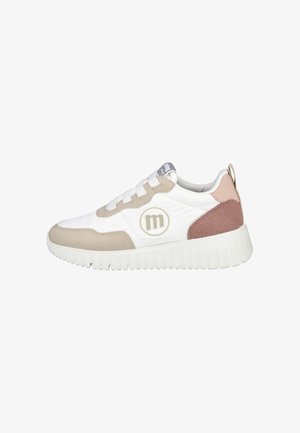 Zapatilla blanca con detalles beige y rosa, suela blanca gruesa, logo "m" beige en el lateral y cordones blancos, vista desde el lado exterior.