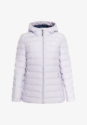 Giacca a vento lilla chiaro con cappuccio, zip frontale e cuciture orizzontali. Presenta un piccolo logo bianco sul lato sinistro del petto e un'etichetta laterale.