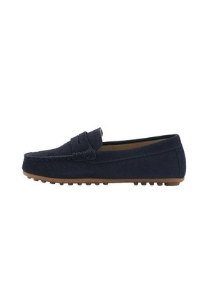 Donkerblauwe suède loafer met mocassinnaaien, een pennyriemdetail en een bruine rubberen zool met verhoogde grip.