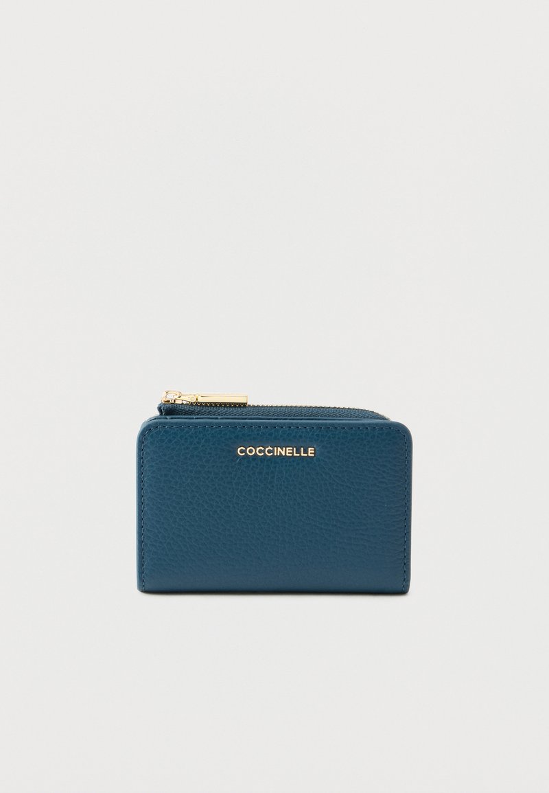 Μπλε δερμάτινο πορτοφόλι με υφή, χρυστό φερμουάρ και χρυσό λογότυπο της μάρκας στην πρόσοψη. Компактский ορθογώνιος σχεδιασμός.