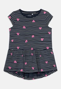 Marine stripete T-skjorte med korte ermer og rosa hjerter, med en utsvingt peplum-søm og rund hals. Mykt bomullsmateriale.