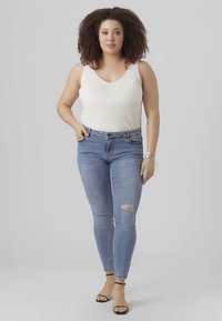 Vero Moda Curve VMLYDIA SKINNY DESTR PLUS SIZE  - Uske traperice - medium blue denim