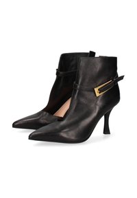 Stivali ankle in pelle nera con punta affusolata e tacco slanciato, dotati di una fibbia in accento dorato e un design con lato aperto.