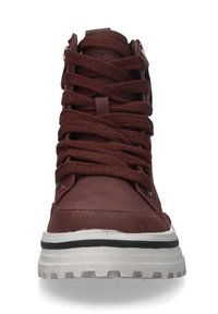 Burgunderfarbene Hochtop-Sneaker mit strukturiertem Leder-Obermaterial, dicken Schnürsenkeln und einer weißen sowie schwarzen Sohle. Verfügt über Metallösen und einen gepolsterten Kragen.