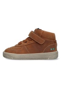 Baskets montantes en cuir marron avec une sangle velcro, bout rond, détails perforés et accents verts sur le talon. Semelle en caoutchouc avec texture.